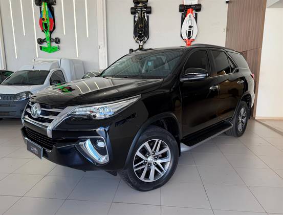 TOYOTA HILUX SW4 2.8 SRX 4X4 7 LUGARES 16V TURBO INTERCOOLER DIESEL 4P AUTOMÁTICO